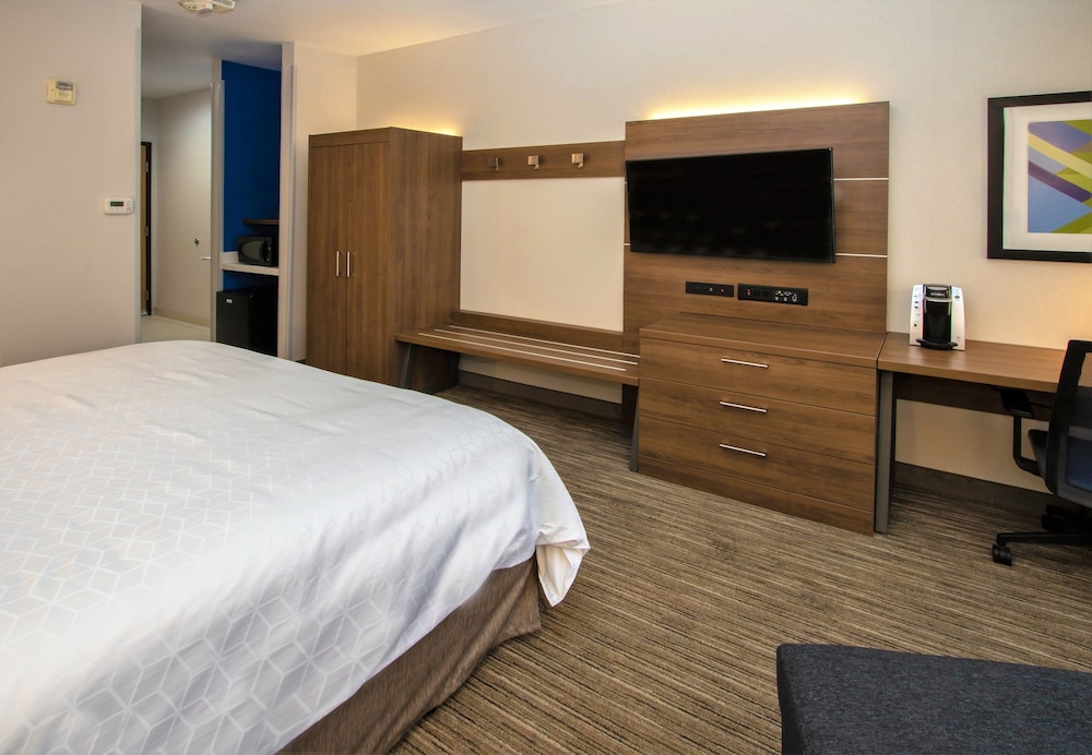 Standard Room, 1 King Bed (Walk In Shower) - Photo 14