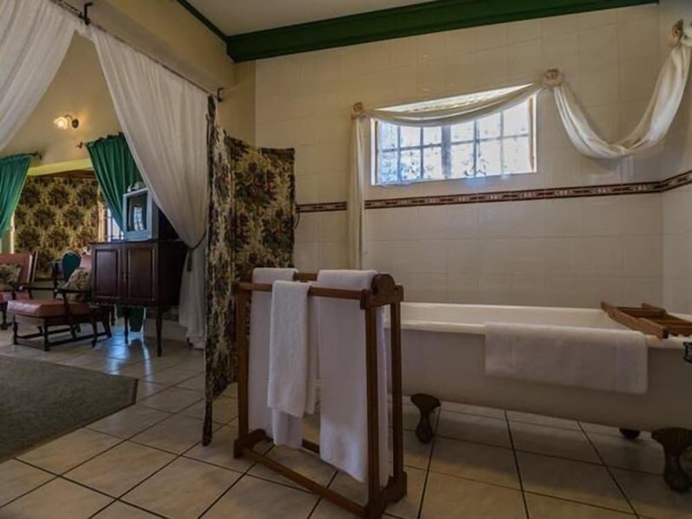 Deluxe Suite, Multiple Beds (Fleur de Lis - East) photo 3