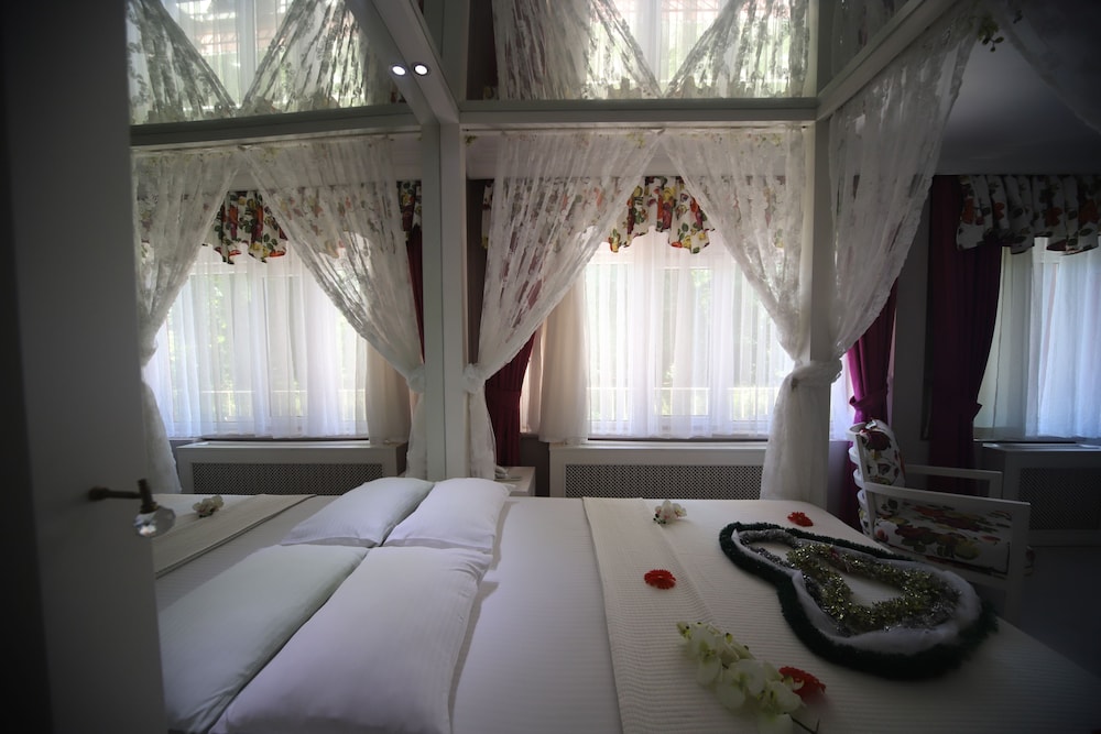 Honeymoon Suite photo 1