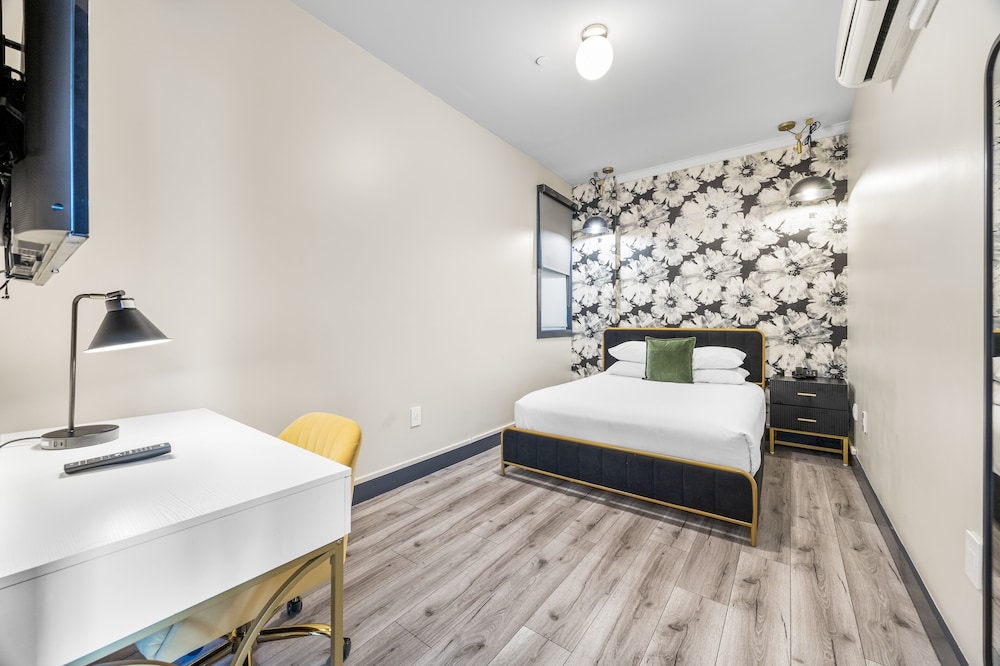 Deluxe Studio Suite, 1 Queen Bed photo 1