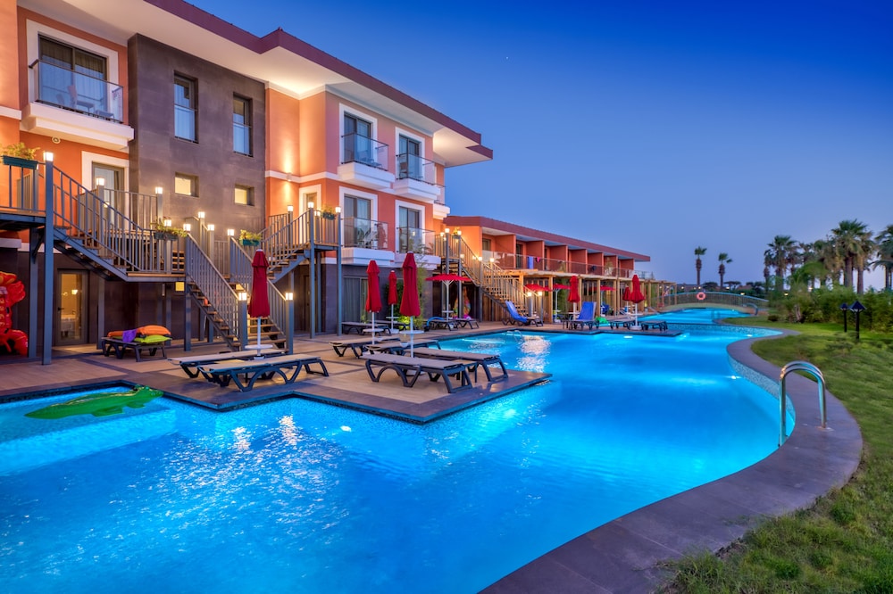 Deluxe Suite, Poolside