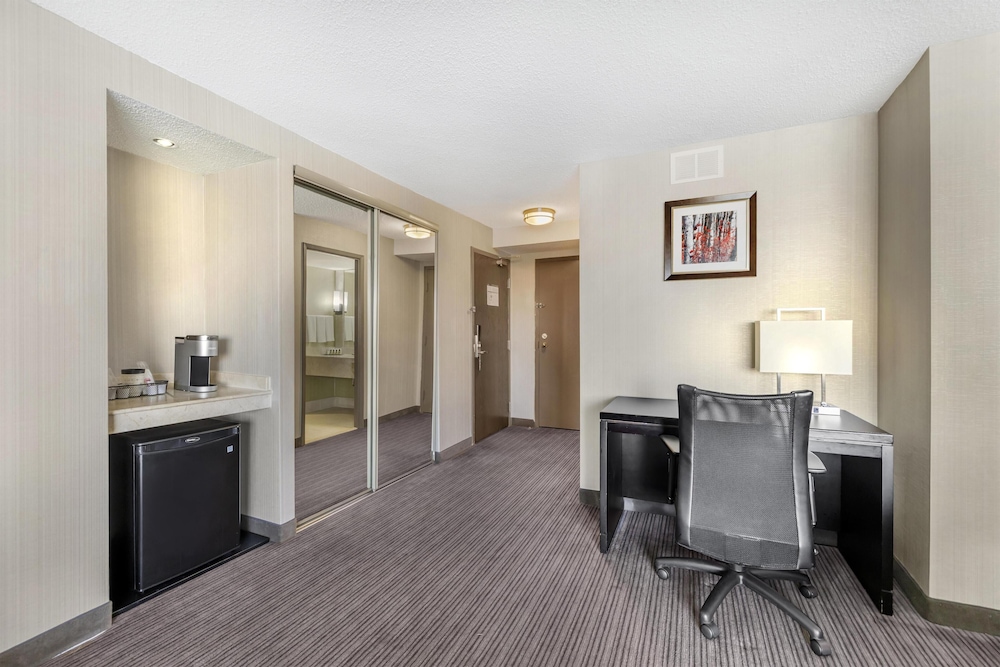 Suite, 1 King Bed, Refrigerator & Microwave, Corner - Photo 3
