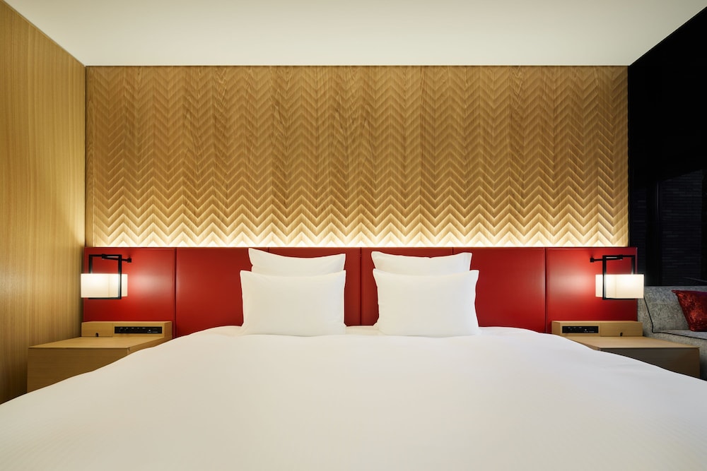 Deluxe Room, 1 King Bed, Non Smoking - Photo 2