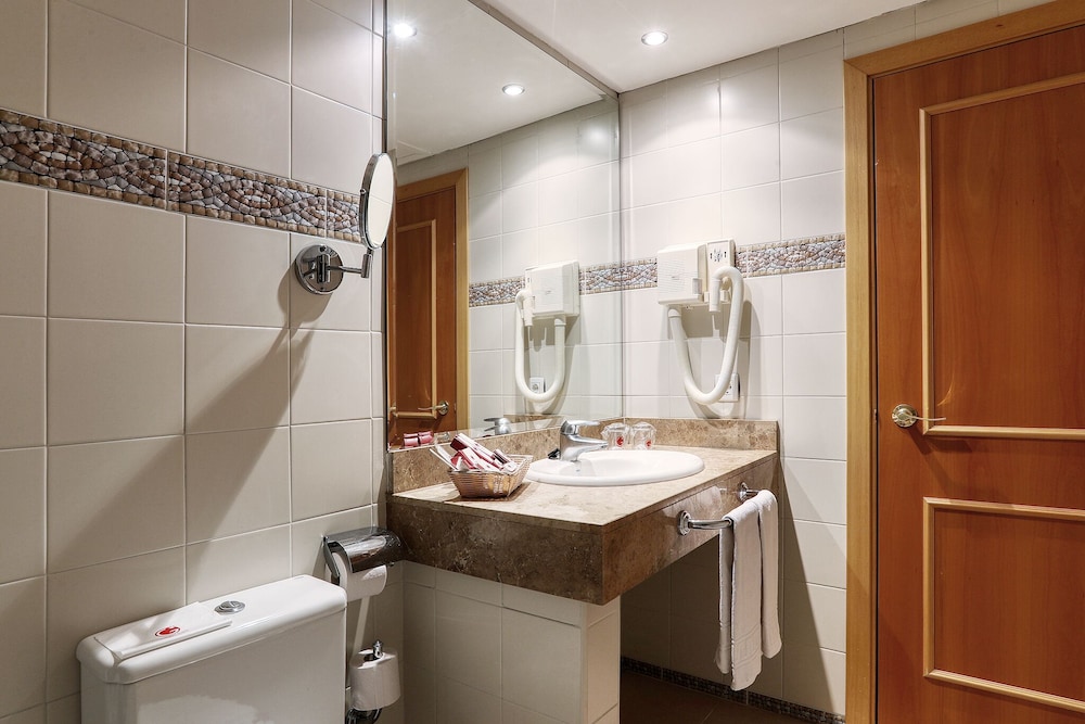 Suite (2 Adults + 2 Children) - Photo 2