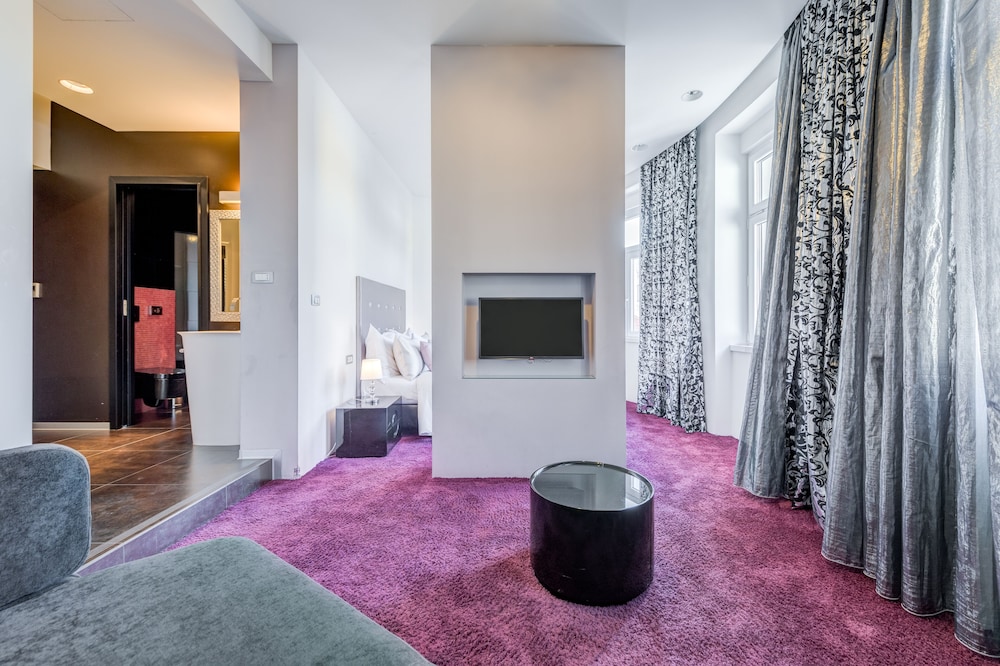 Deluxe Double Room &amp; Extra Sofa Bed, City View photo 3
