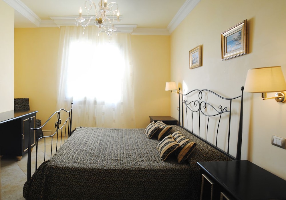 Deluxe Studio Suite, 5 Bedrooms, Accessible, Pool View (Children Up To 12 Free) photo 1