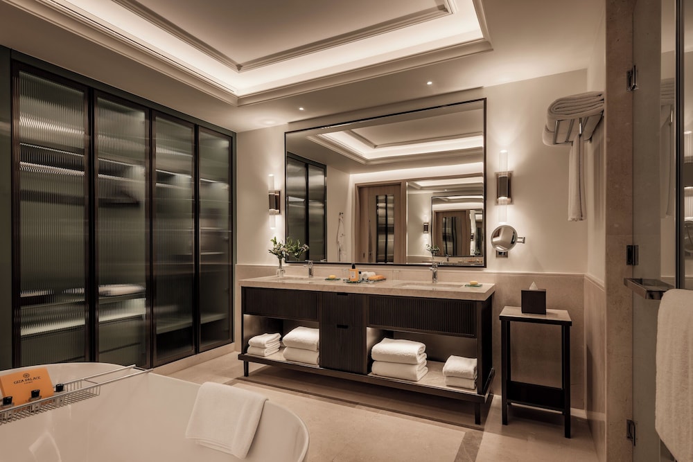 Club Suite, 1 King Bed, City View photo 2