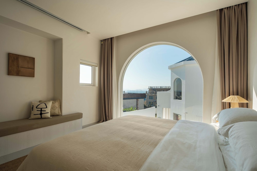 Comfort Double Room, 1 Queen Bed, Partial Ocean View