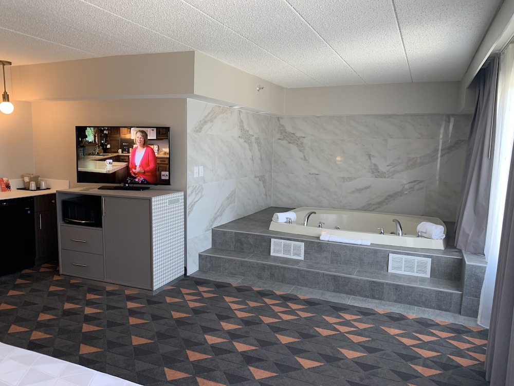 Standard Room, 1 King Bed, Jetted Tub - Photo 4