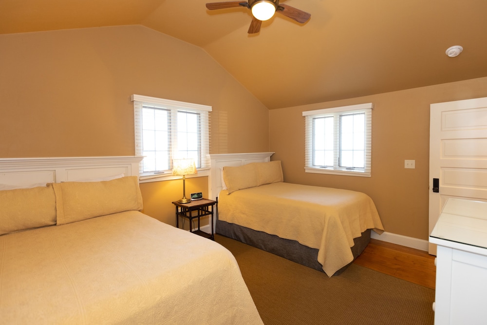Deluxe Two Bedroom Cottage photo 2