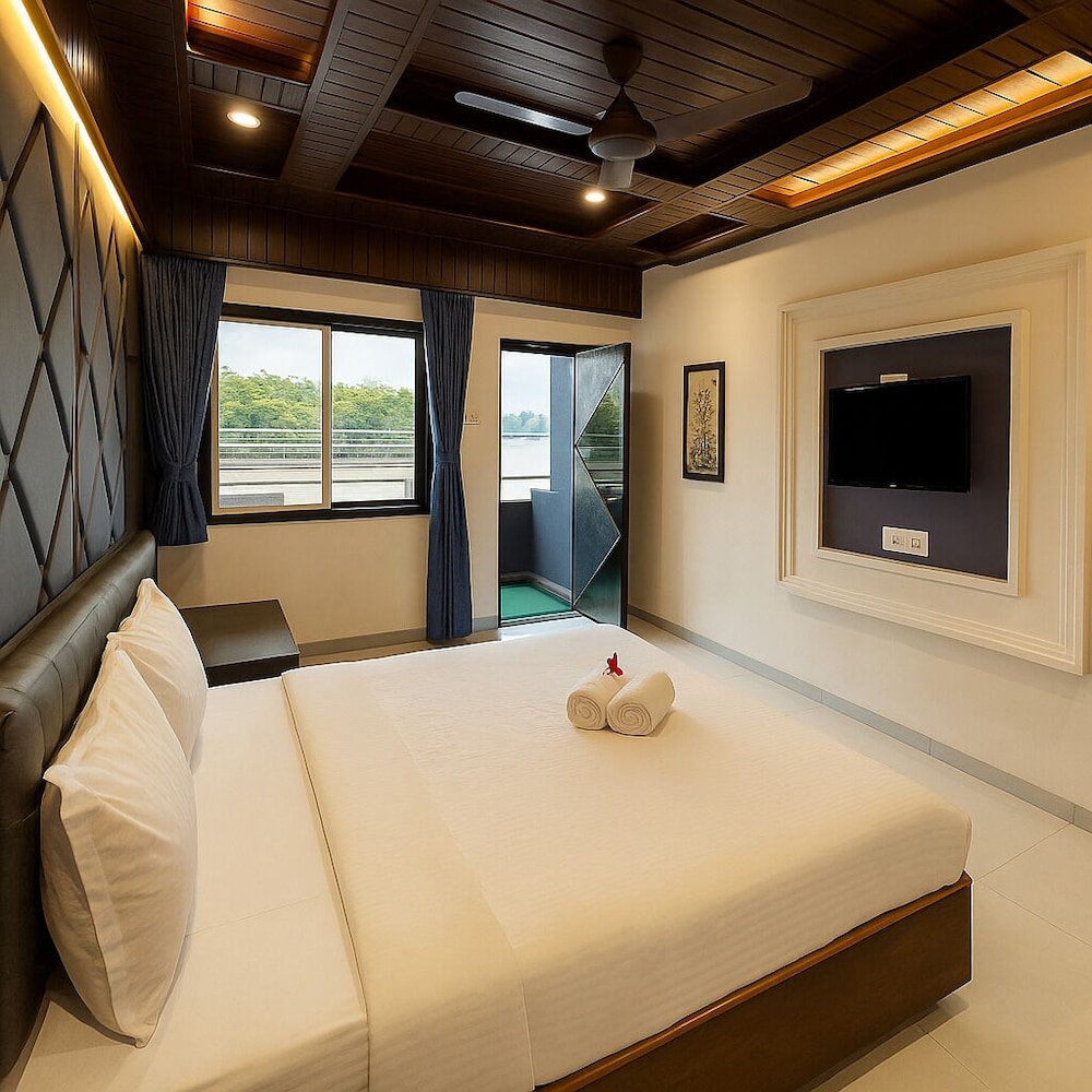 Deluxe Room, 1 King Bed, Private Bathroom, Lakeside