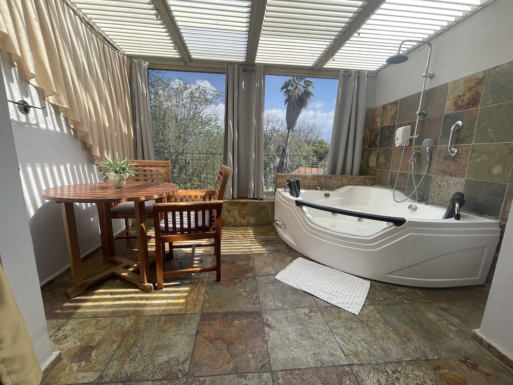 Studio With Spa Bath photo 2