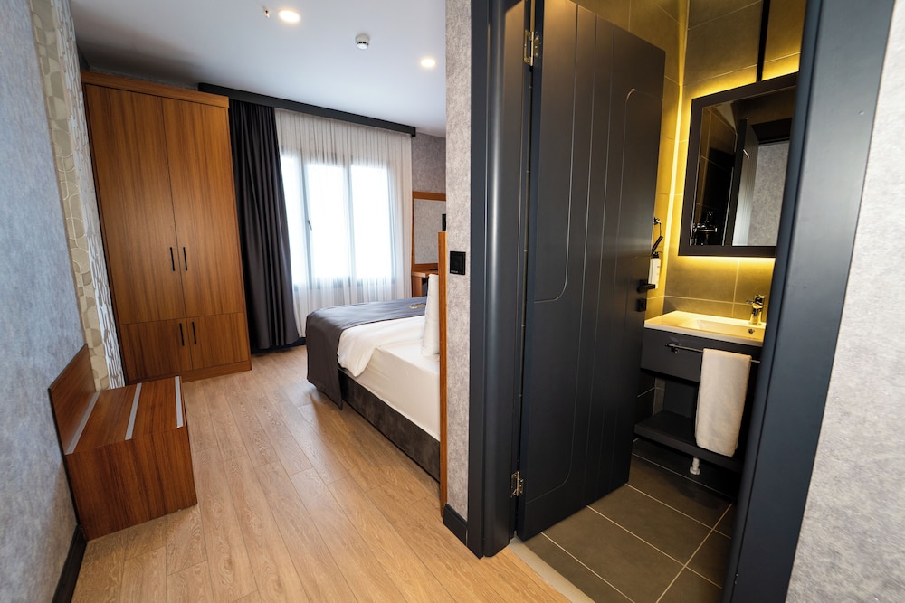 Superior Triple Room, City View photo 2