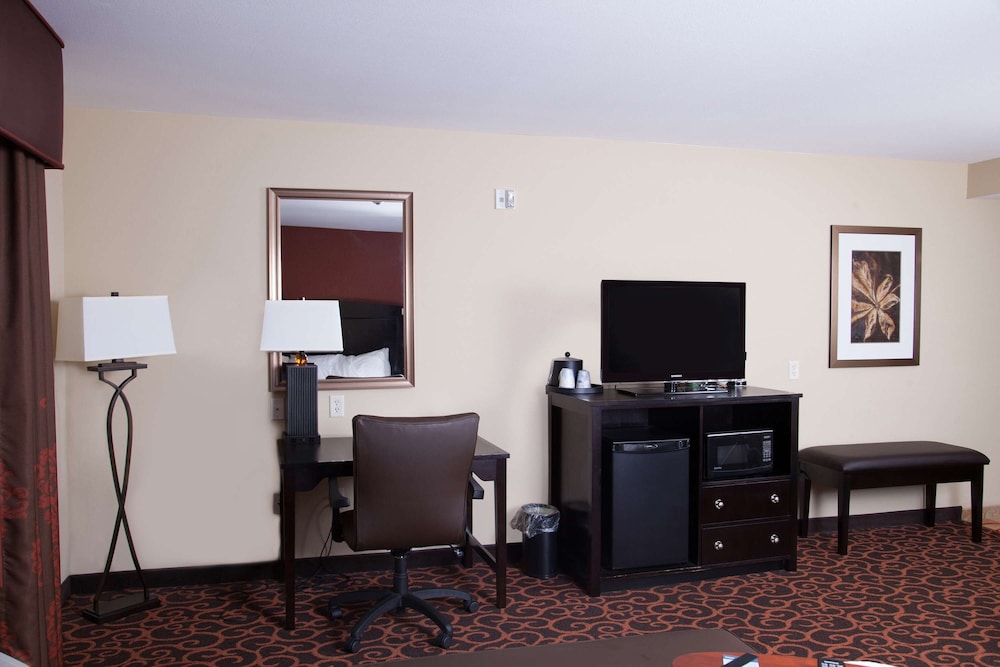 Room, 2 Queen Beds, Accessible, Bathtub photo 1