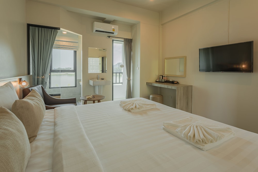 Deluxe Room, 1 King Bed, Nature View photo 2