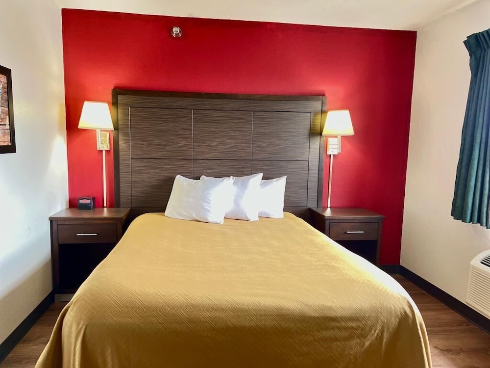 Standard Room, 1 Queen Bed, Non Smoking - Photo 6