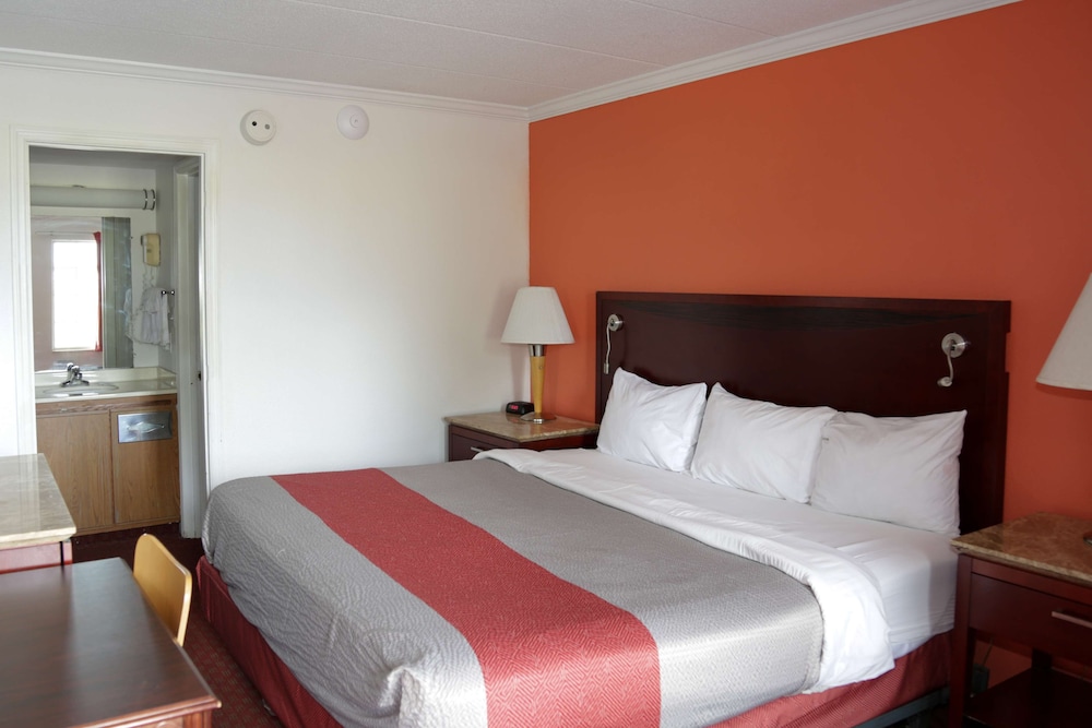 Standard Room, 1 King Bed, Non Smoking - Photo 1