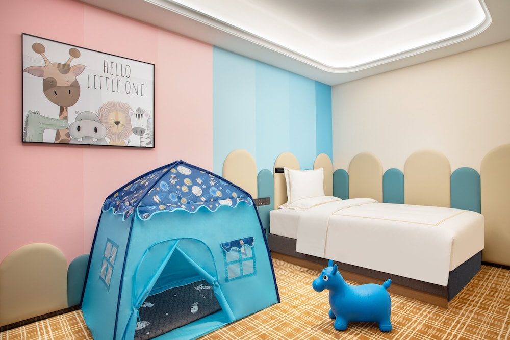 Family Suite, Multiple Beds, Smoking - Photo 3