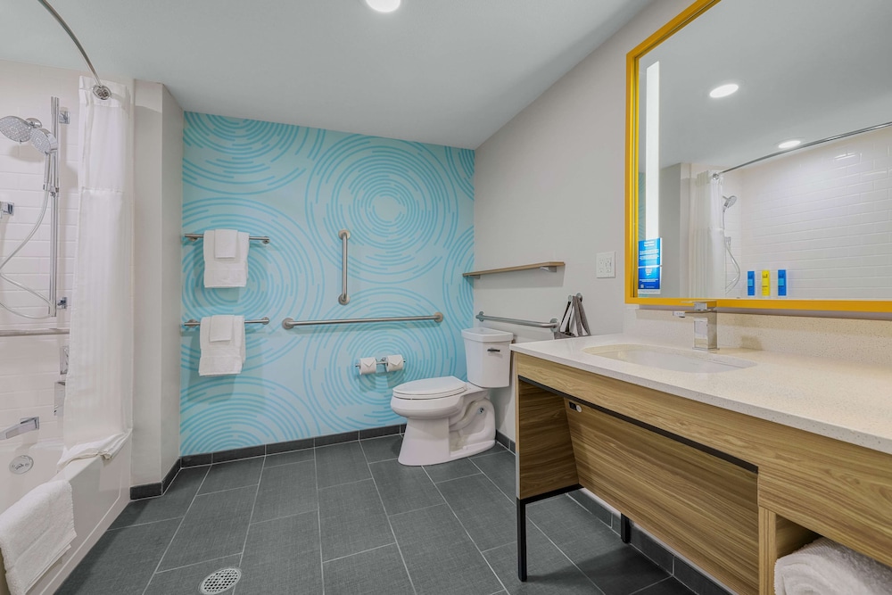 Room, 1 King Bed, Accessible, Bathtub (Mobility & Hearing) - Photo 4
