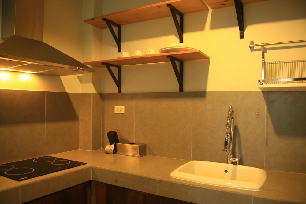 Standard Room, 1 King Bed, Non Smoking, Kitchen photo 3