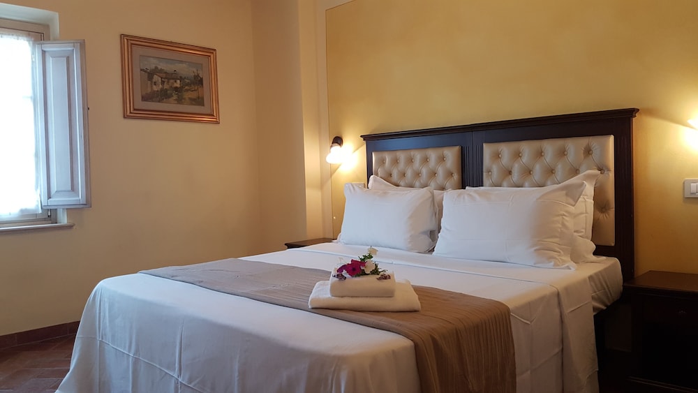 Double Room, 1 King Bed, Non Smoking, Garden View photo 3