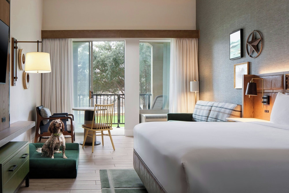 Deluxe Room, 1 King Bed with Sofa bed, Balcony photo 1