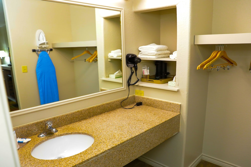 Double Room, 2 Queen Beds, Accessible photo 3