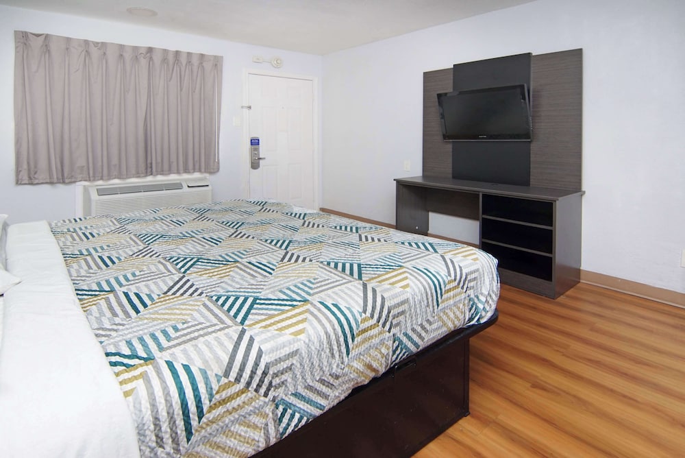Deluxe Room, 1 King Bed, Non Smoking, Refrigerator & Microwave - Photo 6