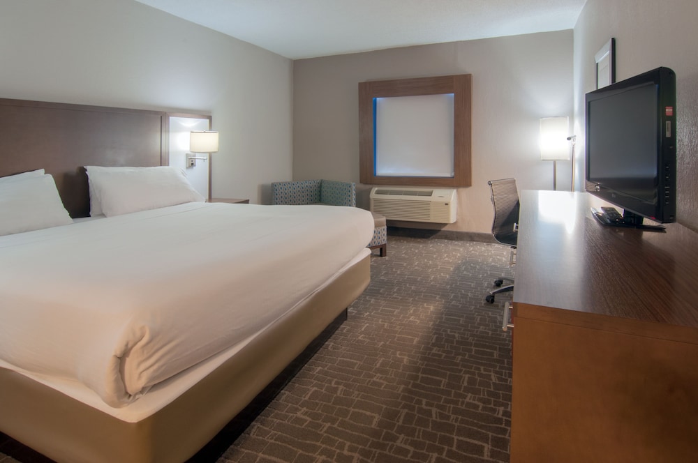1 King bed, two room suite - Photo 1