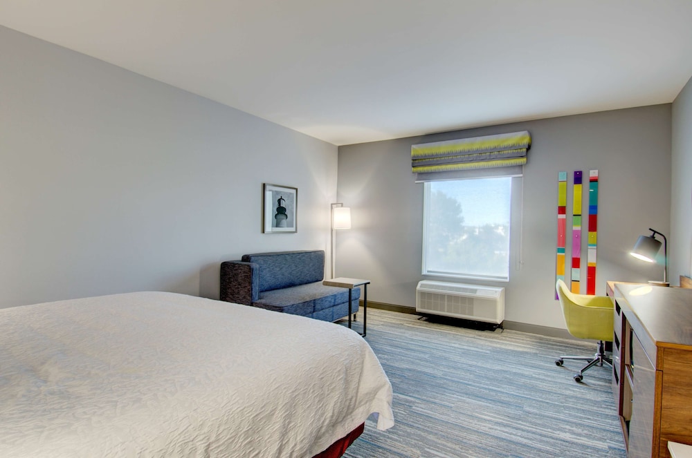 Suite, 1 King Bed, Accessible