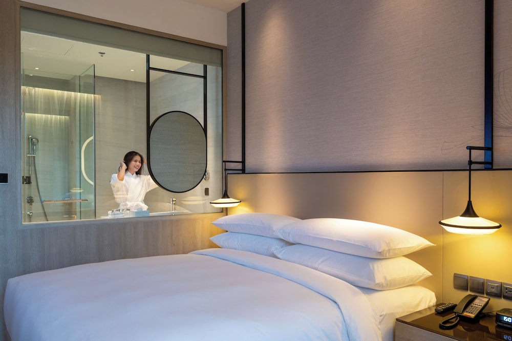 Deluxe Room, 1 King Bed, Garden View thumbnail 6