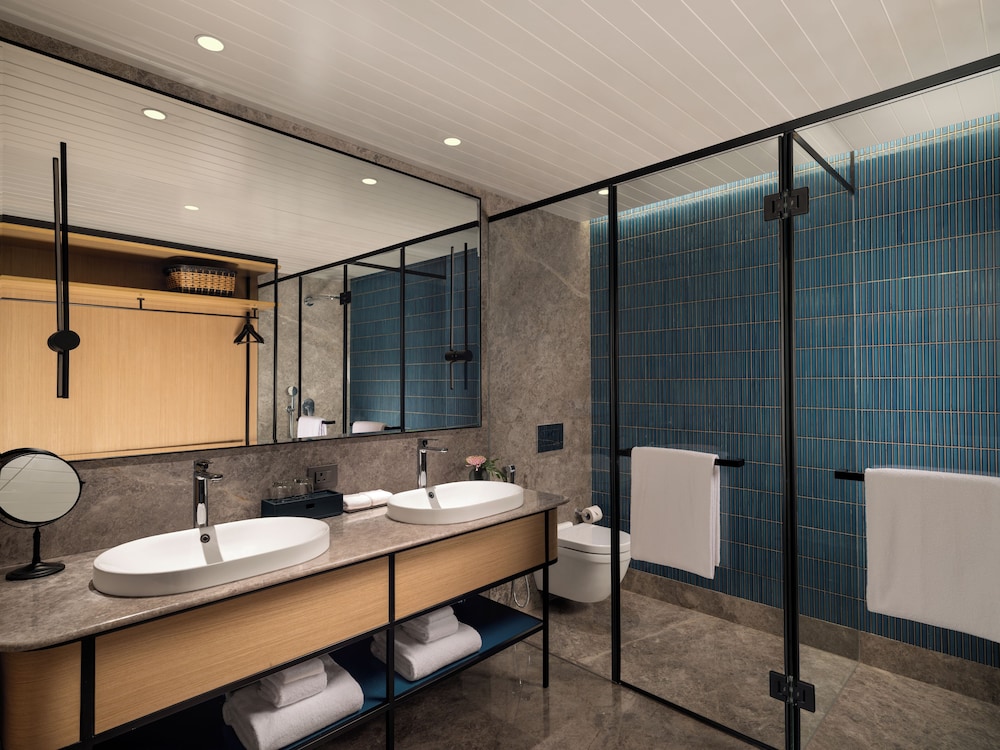 PRESIDENTIAL SUITE WITH 1 KING BED - LOUNGE ACCESS WITH COCKTAIL HOURS & ONE WAY AIRPORT TRANS