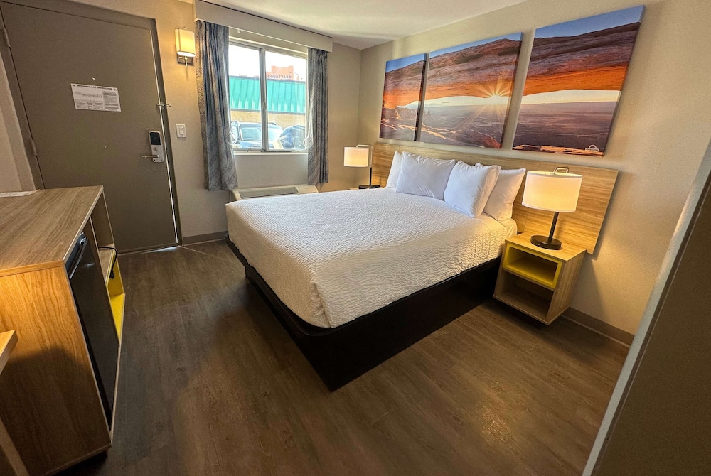 Room, 1 Queen Bed, Mobility Accessible, Non Smoking (Bathtub w/ Grab Bars)