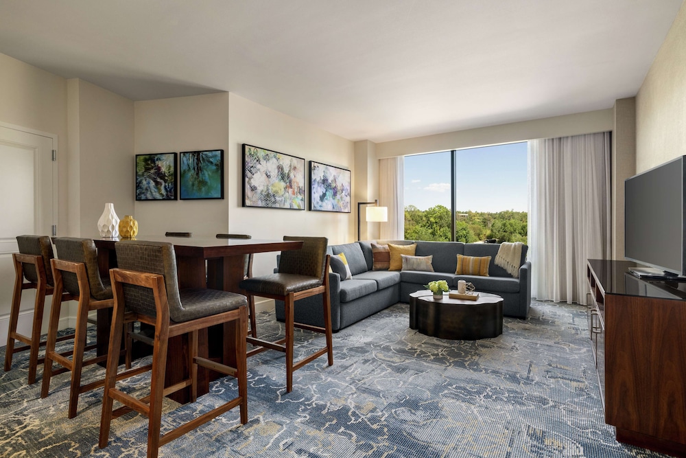 Deluxe Suite, 1 King Bed, Accessible (Roll-In Shower)