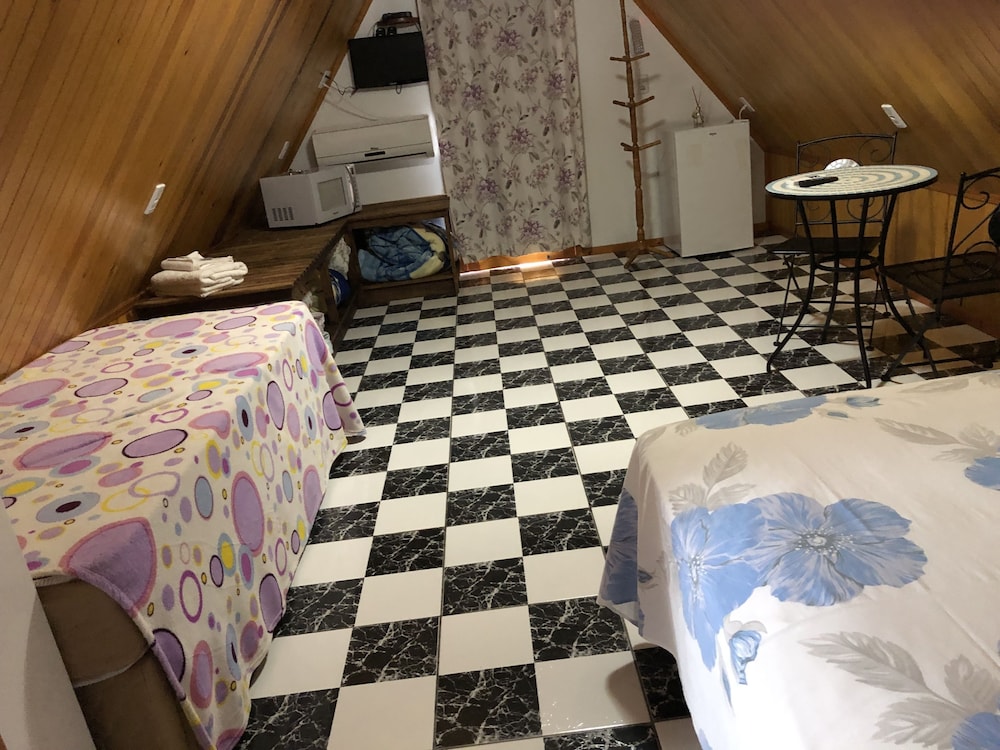 Comfort Chalet, 1 Queen Bed, Courtyard View photo 2