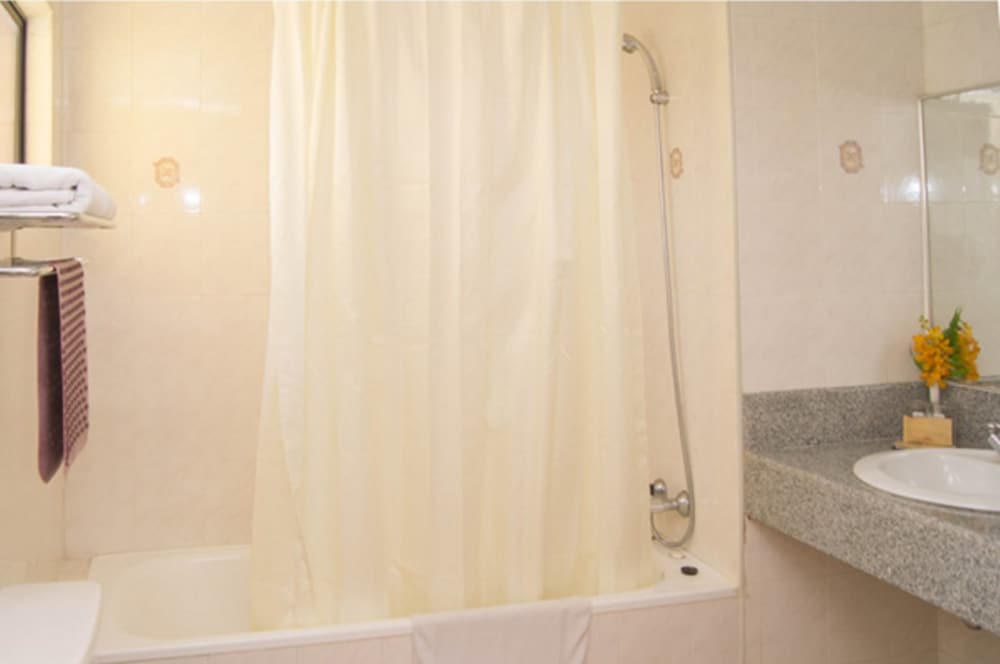 Premium Twin Room - Photo 4