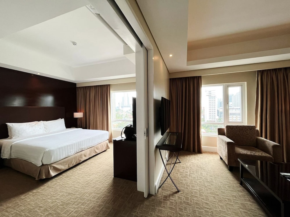 Executive Suite - Photo 15