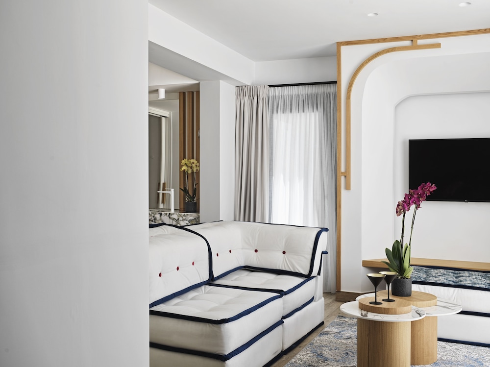 Senior Suite with Inner Courtyard View & Plunge Pool - Photo 11