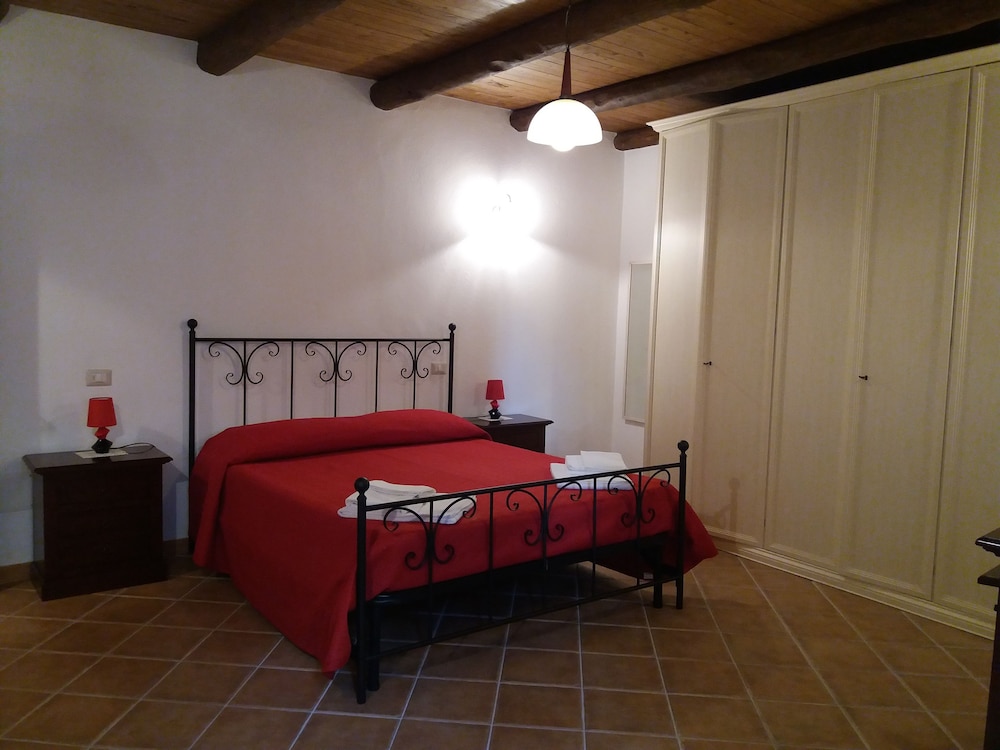 Double Room (2 Adults + 1 Child) - Photo 2