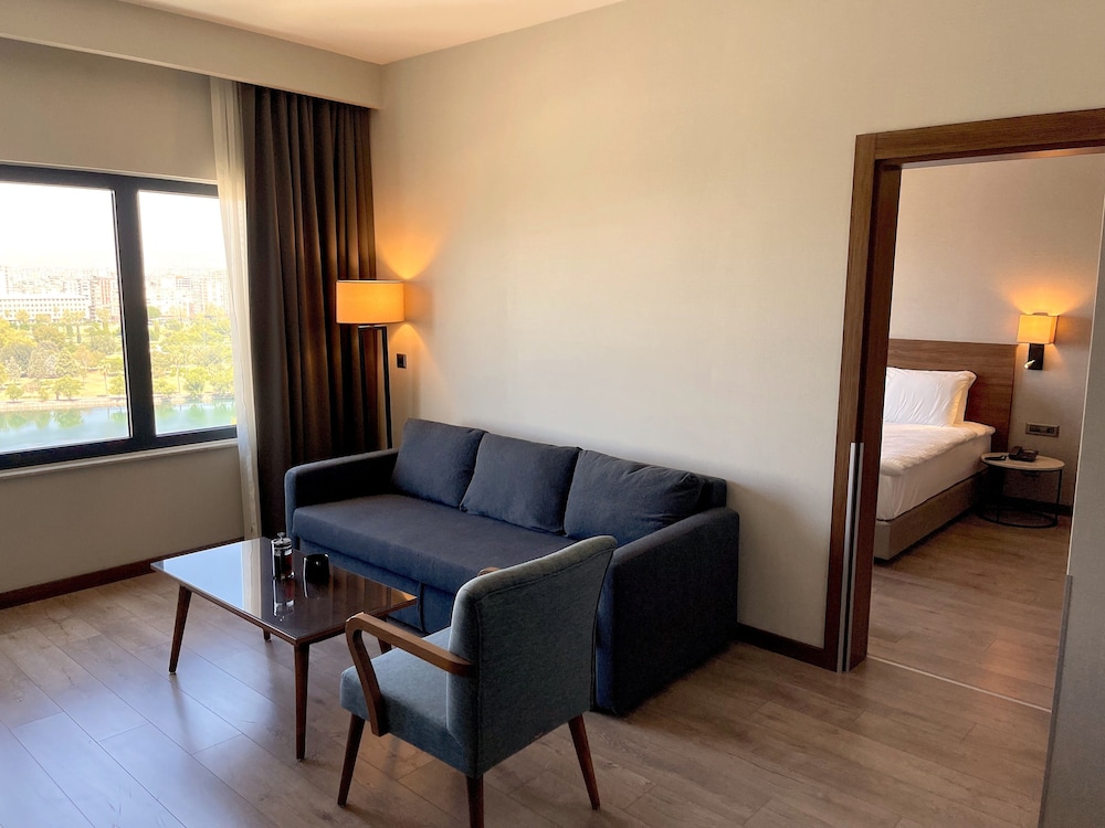Suite - Photo 1