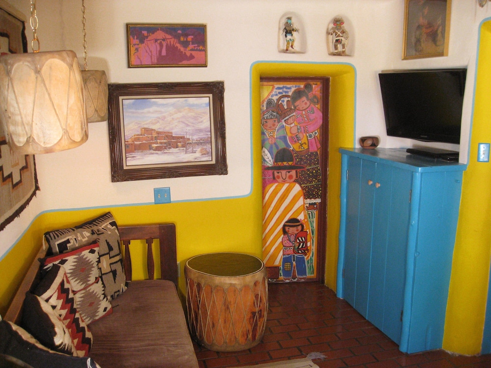Deluxe Suite, 1 King Bed, Fireplace, Courtyard Area