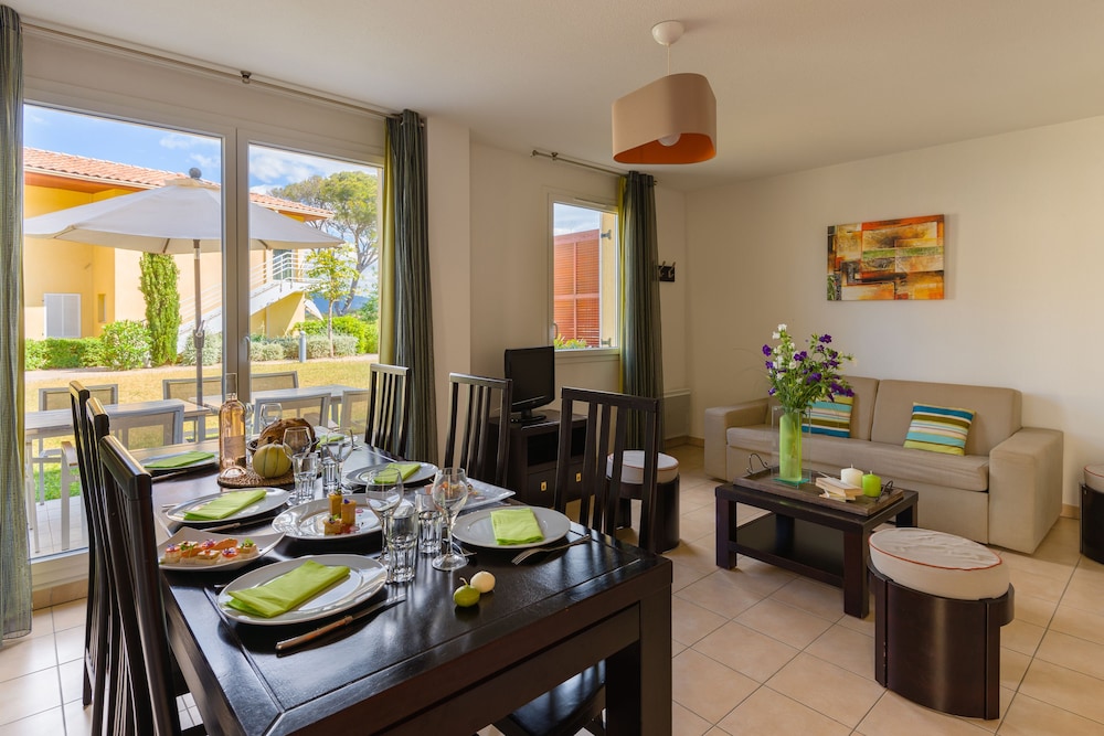 2 BEDROOM SPLIT-LEVEL AIR-CONDITIONED APARTMENT sleeps 6 photo 2