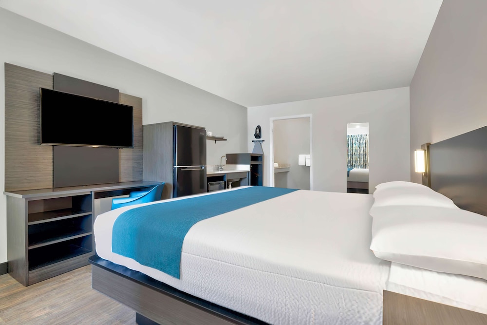 Deluxe Room, 1 King Bed, Smoking, Kitchenette photo 1