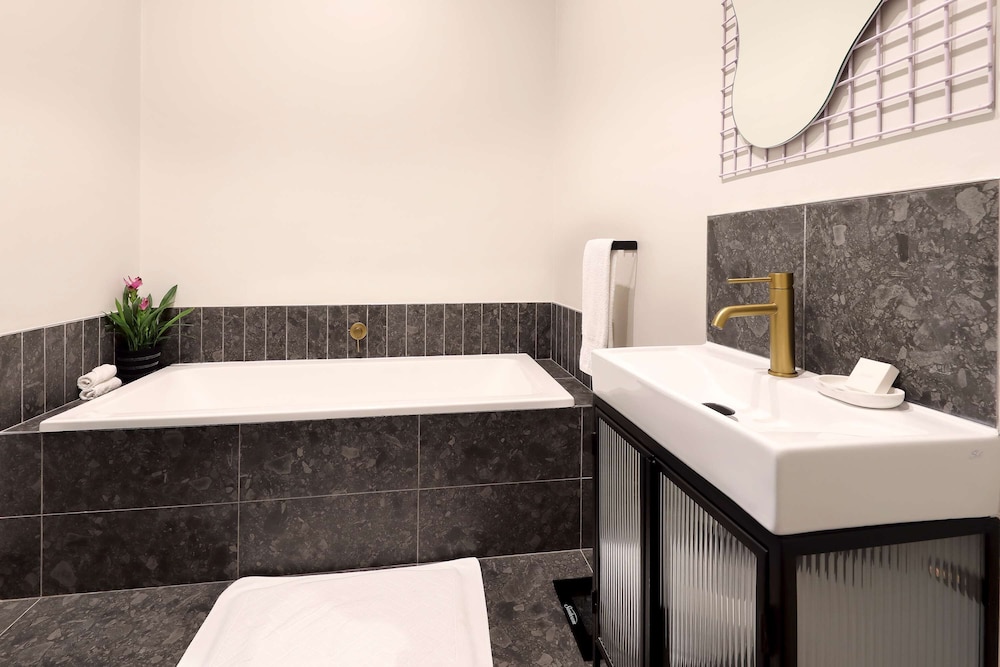 Suite, 2 Bedrooms - Photo 14