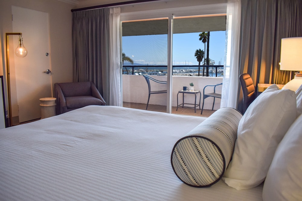 Room, 1 King Bed, Balcony (Harborside) photo 1