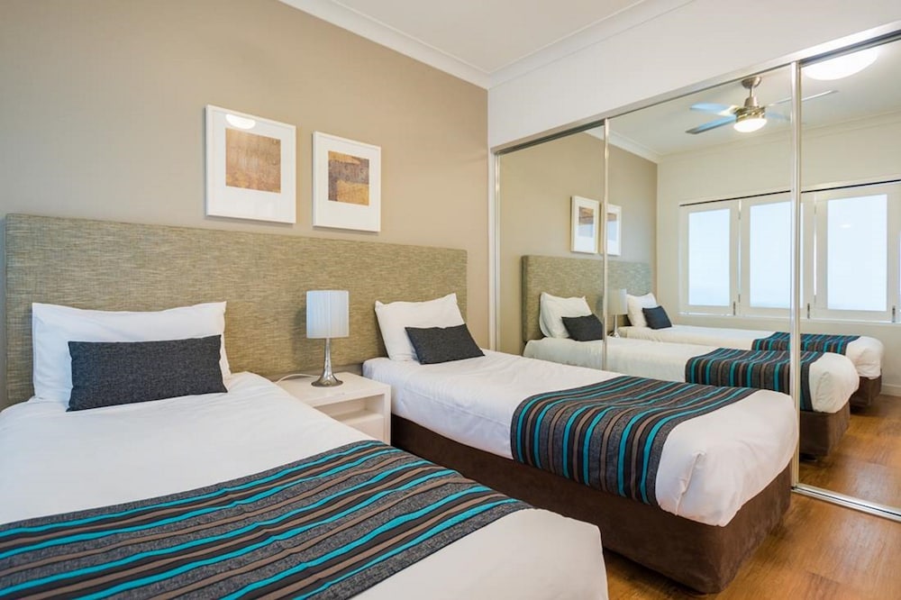 Two Bedroom Apartment with Broadwater View thumbnail 5