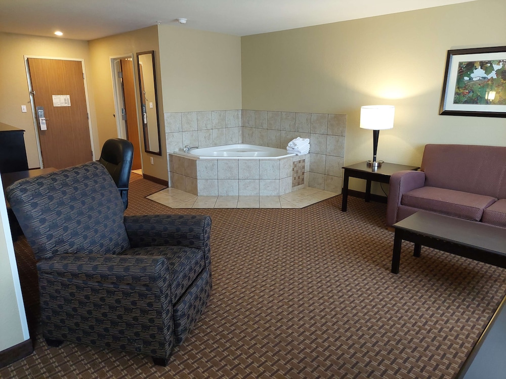 Suite, 1 King Bed, Non Smoking, Refrigerator & Microwave - Photo 4