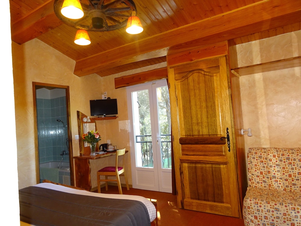 Comfort Triple Room, Private Bathroom, Pool View (Les Cyprès) photo 1