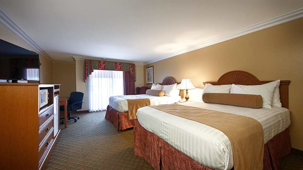 Standard Room, 2 Queen Beds, Non Smoking, Refrigerator & Microwave - Photo 1