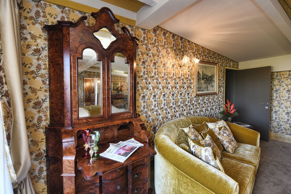 Presidential Suite, 1 King Bed, Terrace thumbnail 5